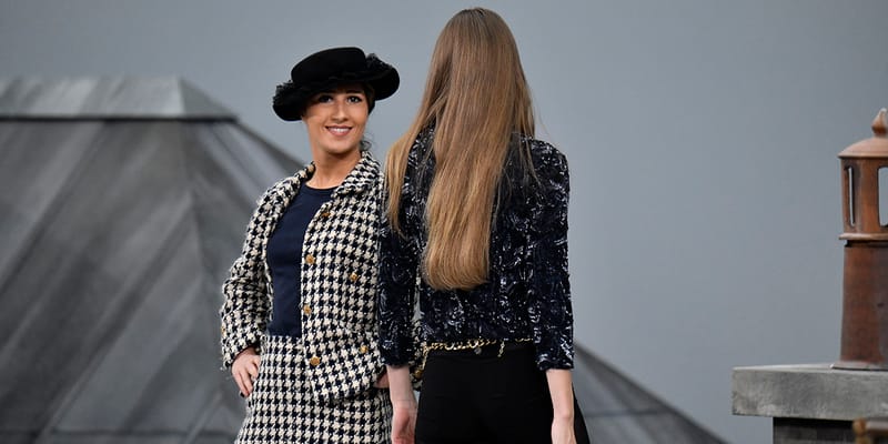 シャネルのランウェイにユーチューバーが乱入 | Hypebeast.JP