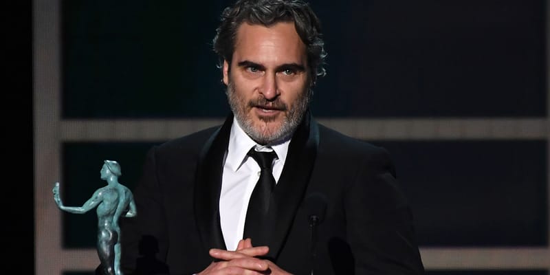joaquin-phoenix-honors-heath-