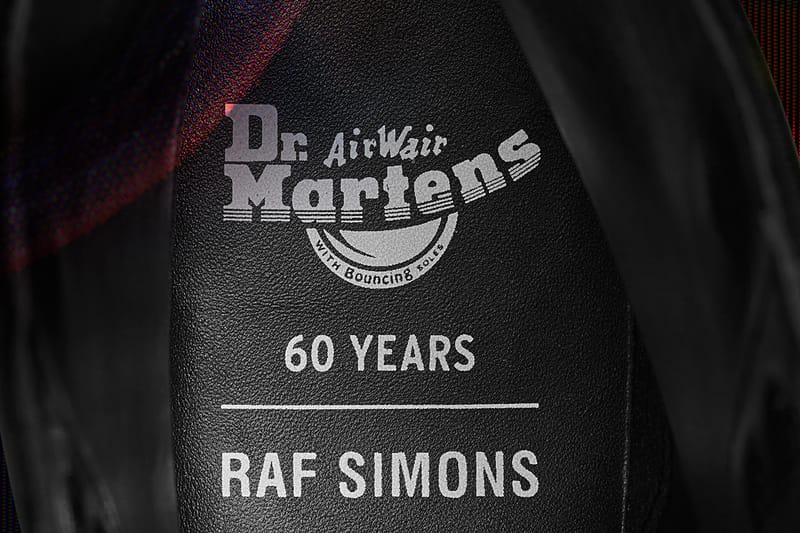 ラフシモンズ×ドクターマーチンのコラボによる8ホールブーツが発売 