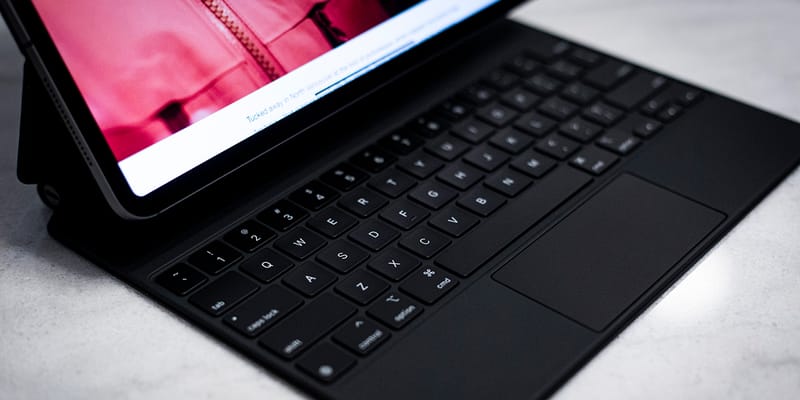 アップル新型 iPad Pro用マジックキーボードにクローズアップ アップル新型 iPad Pro用マジックキーボードにクローズアップ