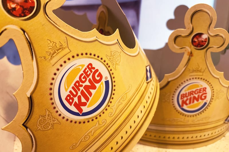 独バーガーキングが顧客が社会的距離を保つための巨大な王冠を配付中