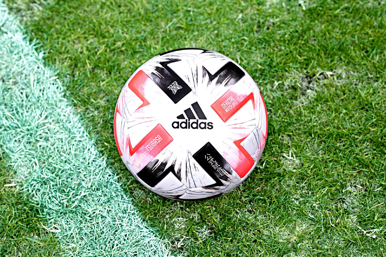 アディダスがキャプテン翼 x FIFA主要大会の試合球ツバサを発売 