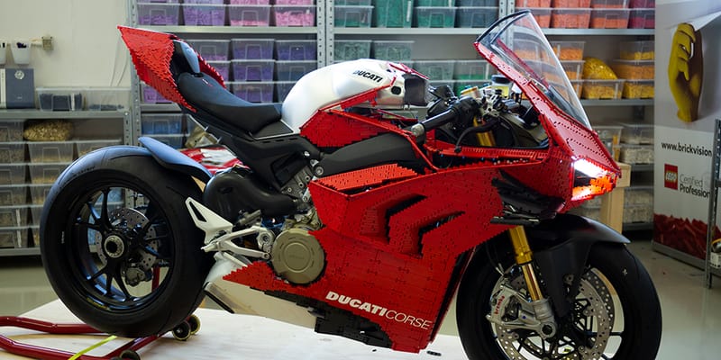 レゴ®️ ブロックによって制作された実物大のバイクがお披露目