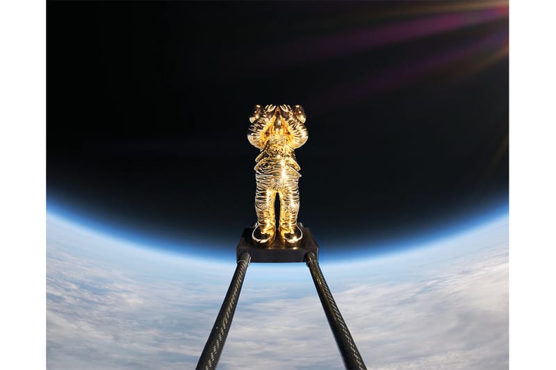 KAWS HOLIDAY SPACE GOLD カウズ ホリデイ ゴールド 楽天市場】極美品 KAWS カウズ フィギュア Holiday Space
