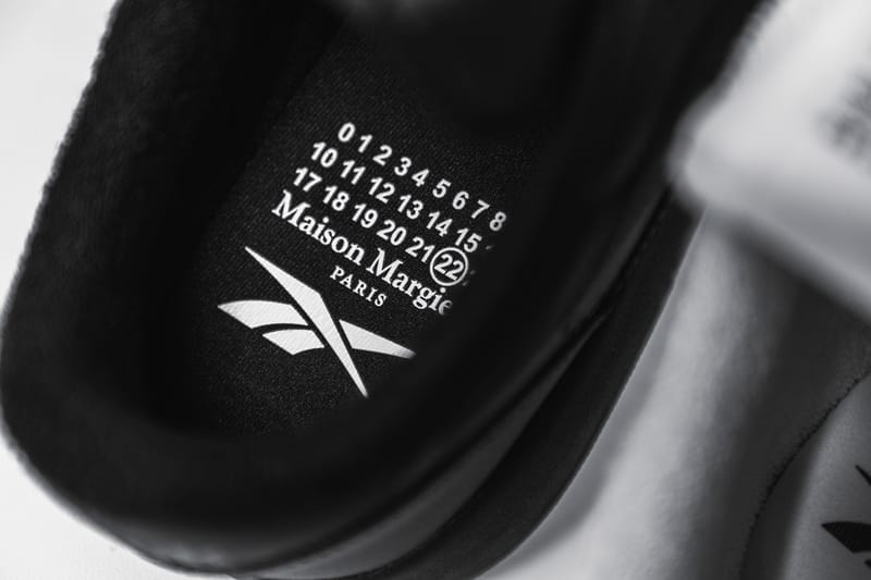 マルジェラ x リーボックによるクラシックレザータビの白と黒が発売