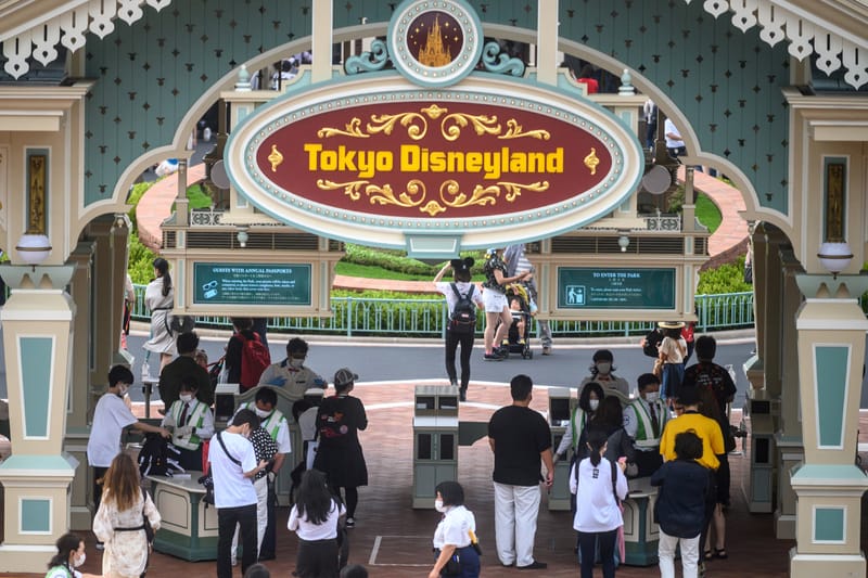 東京ディズニーランドが「レディース アンド ジェントルマン」の園内