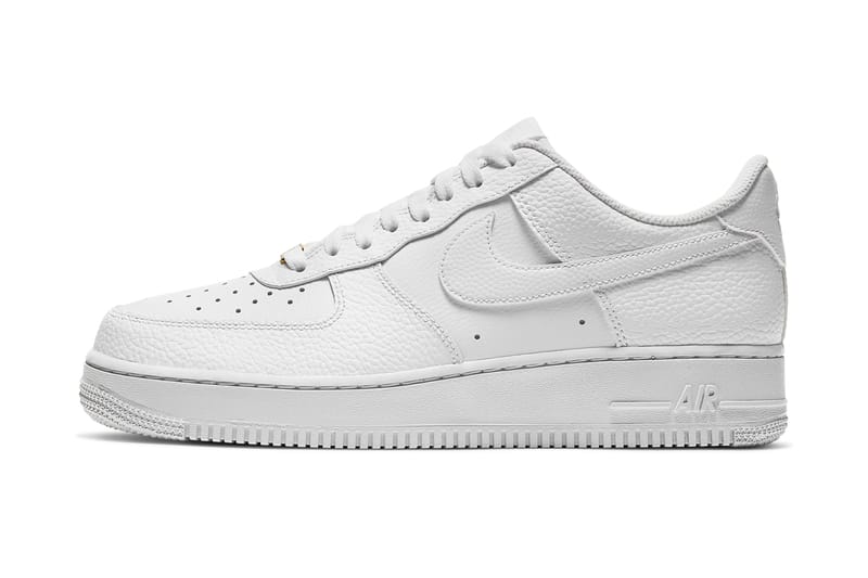 ナイキからゴールドのデュブレが配された純白のAF1が登場