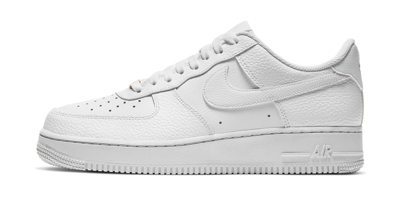 ナイキからゴールドのデュブレが配された純白のAF1が登場 ナイキからゴールドのデュブレが配された純白のAF1が登場