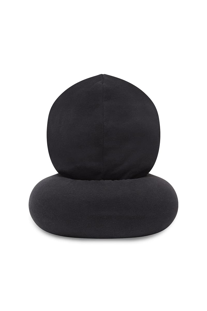 バレンシアガがフード付きトラベルピローをリリース | Hypebeast.JP