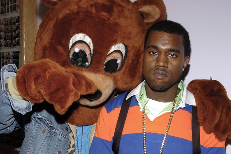 Kanye West の『The College Dropout』を飾ったクマのコスチュームが100万ドルで売りに出される