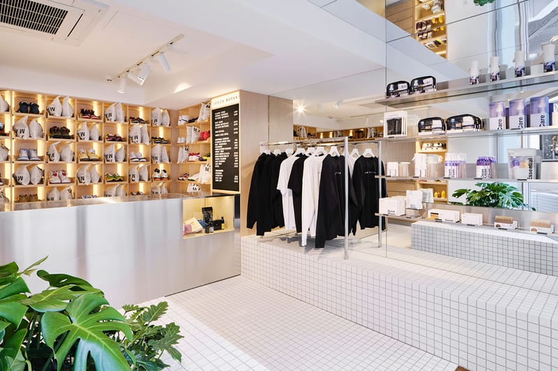 コムデギャルソンから青山店限定となる漆黒のアクセサリーが