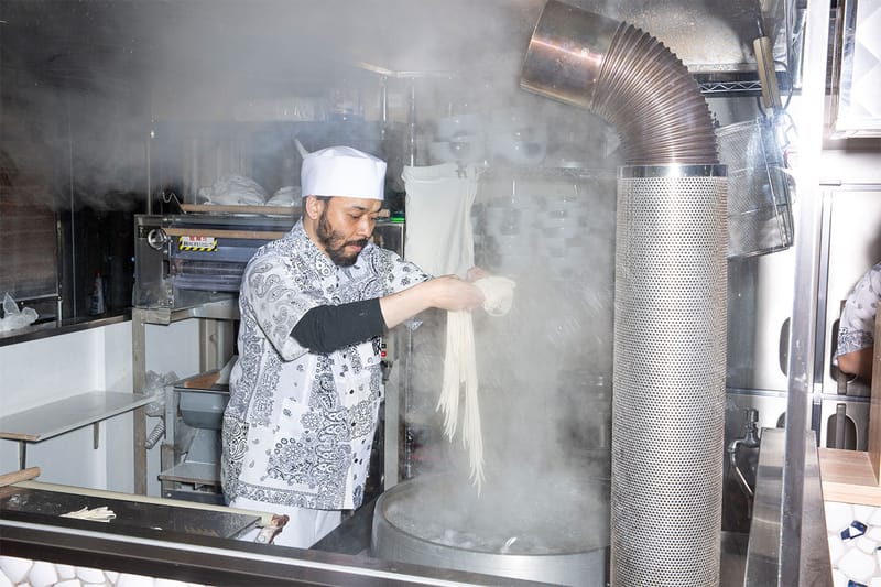 ミヤギヒデタカが東京・原宿のうどん屋 麺散のユニフォームを