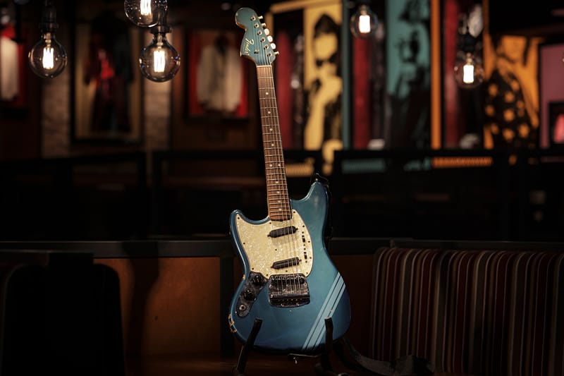 カート・コバーンが名曲MVで使用のギターが5億7,000万円で落札