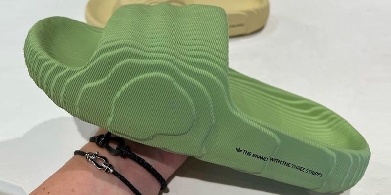 アディダスの定番サンダル アディレッタに新作モデルが登場か 