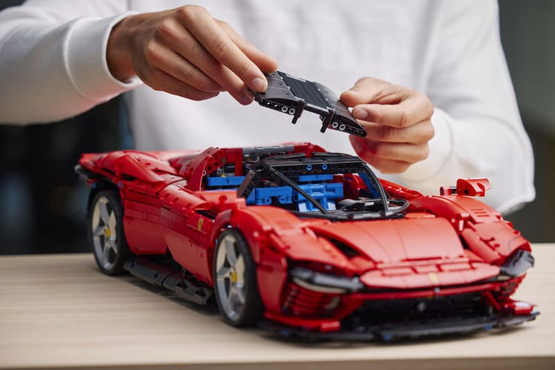 Ferrari Daytona SP3 を1/8スケールで完全再現した LEGO