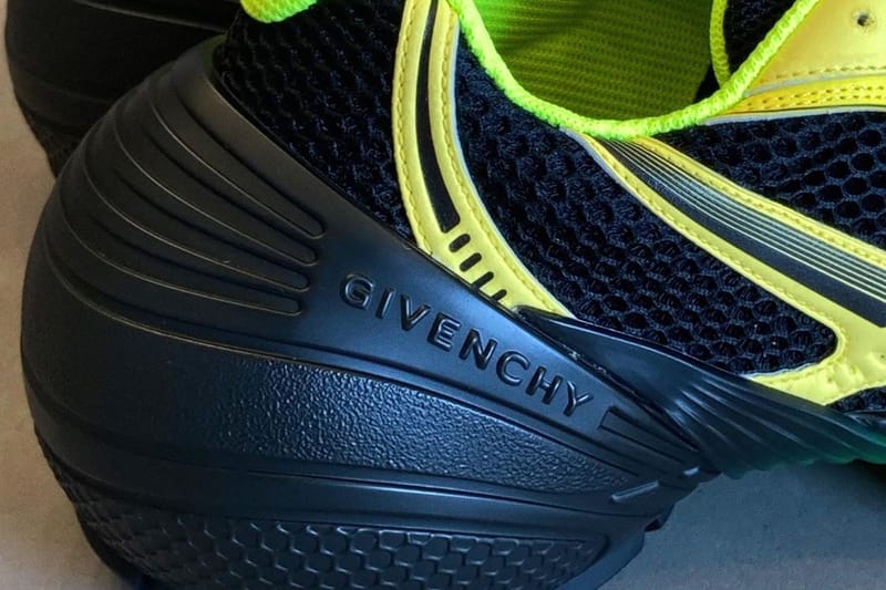 マシュー・ウィリアムズがジバンシィの新作モデル TK-MXを公開