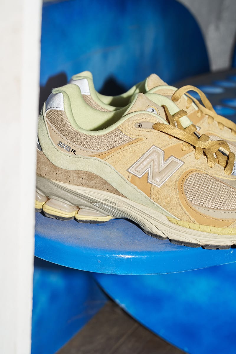 靴new balance 2002R AURALEE YELLOW BEIGE