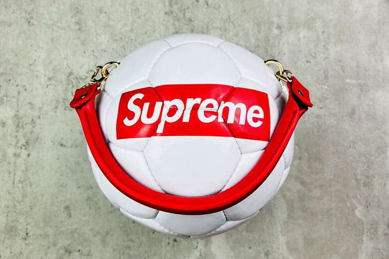 トムスタジオがシュプリームxアンブロのフットボールバッグを発売
