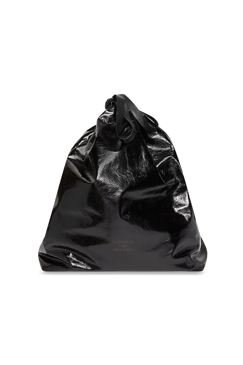 バレンシアガが約20万円の“ゴミ袋”バッグを発売 | Hypebeast.JP