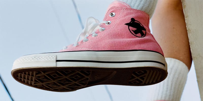 STÜSSY x Converse による最新コラボ Chuck 70 Hi “Surfman” が発売