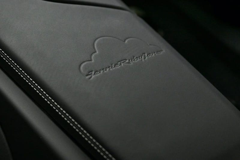 ポルシェがジェニー専用タイカン4Sクロスツーリスモをお披露目