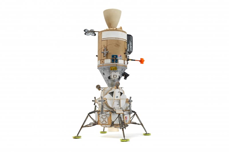 トム・サックスがアクアベラギャラリーにて“スペースシップス”を開催