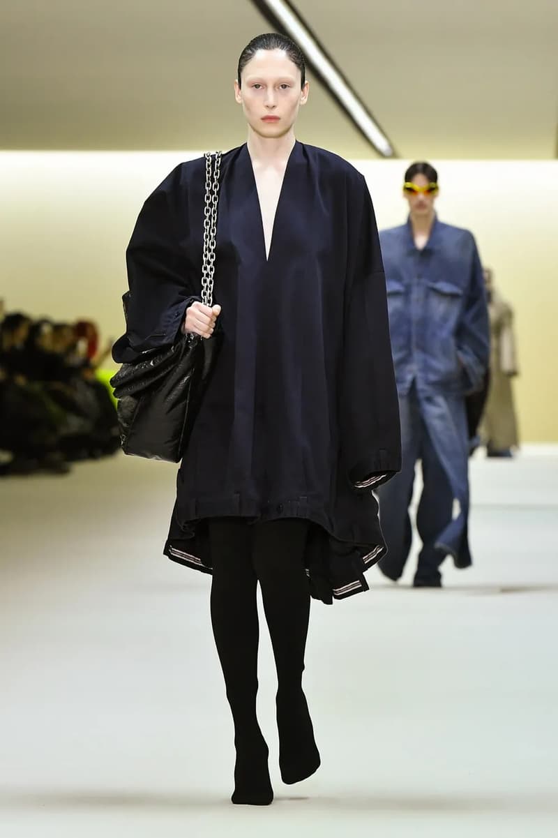 【BALENCIAGA-2023SS】 レディース フード- ブラック バレンシアガ 2023年冬コレクション | Hypebeast.JP