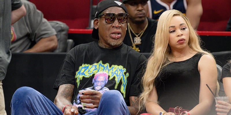 来日間近のデニス・ロッドマンが顔面に恋人のタトゥーを入れる