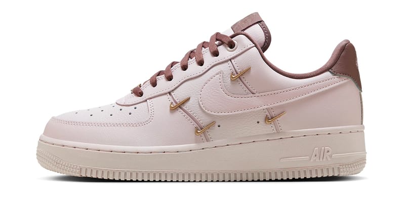 Nike からゴールドのミニスウッシュを飾った Air Force 1 Low の新色 