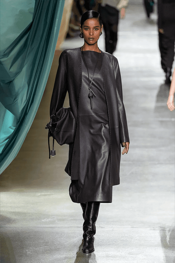 FENDI　フェンディ　ラインデザイン　スカートスーツMSize黒美シルエット フェンディ2024年秋冬ウィメンズコレクション | Hypebae
