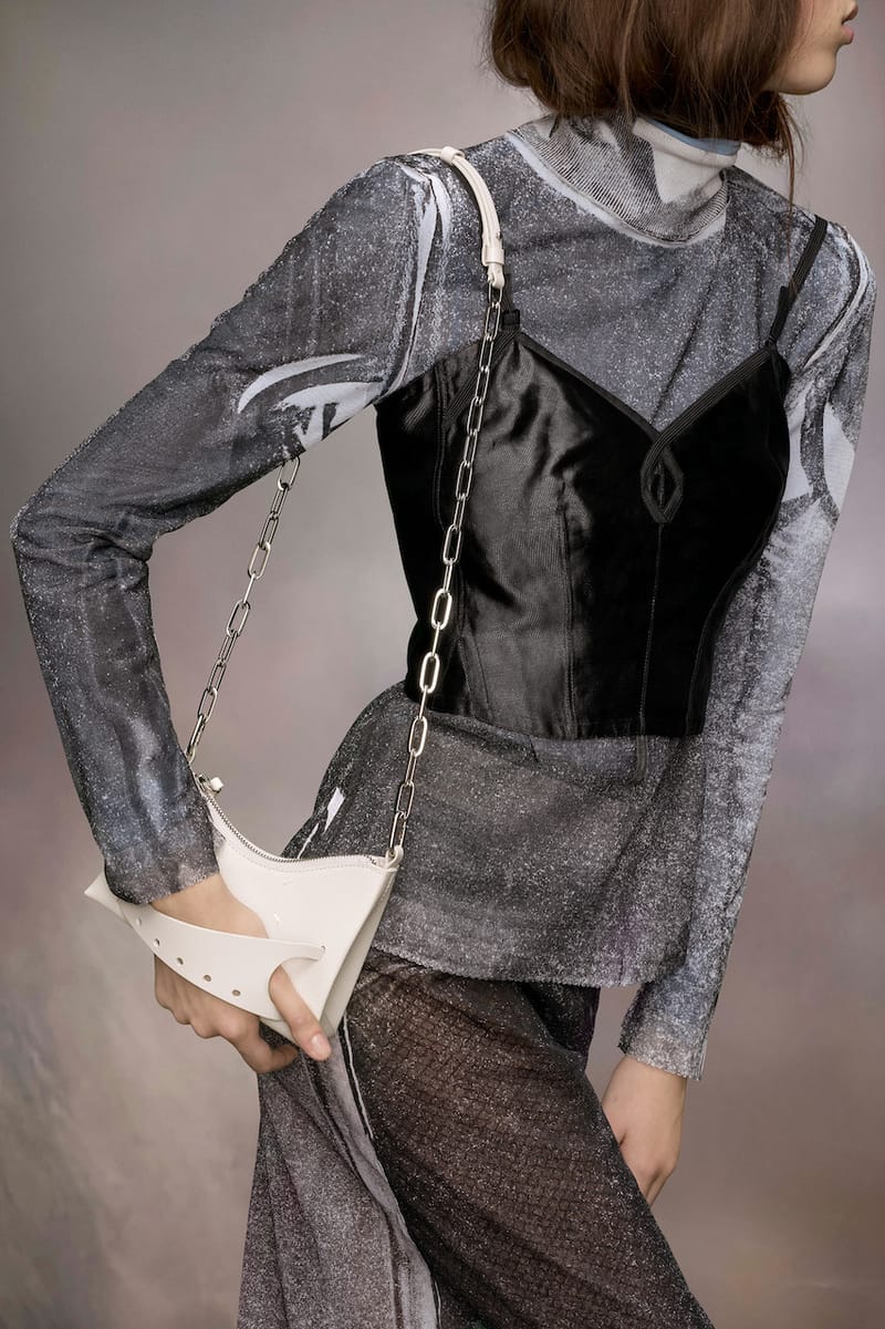 直営店▲Maison Margiela▲Snatched ホーボー マイクロ メゾン マルジェラが新作バッグ スナッチト ホーボーを発売