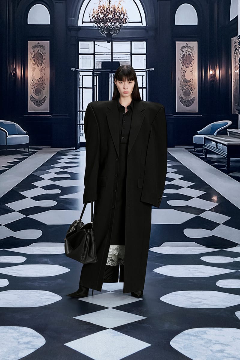 バレンシアガが2024年夏シーズンのキャンペーンビジュアルを公開