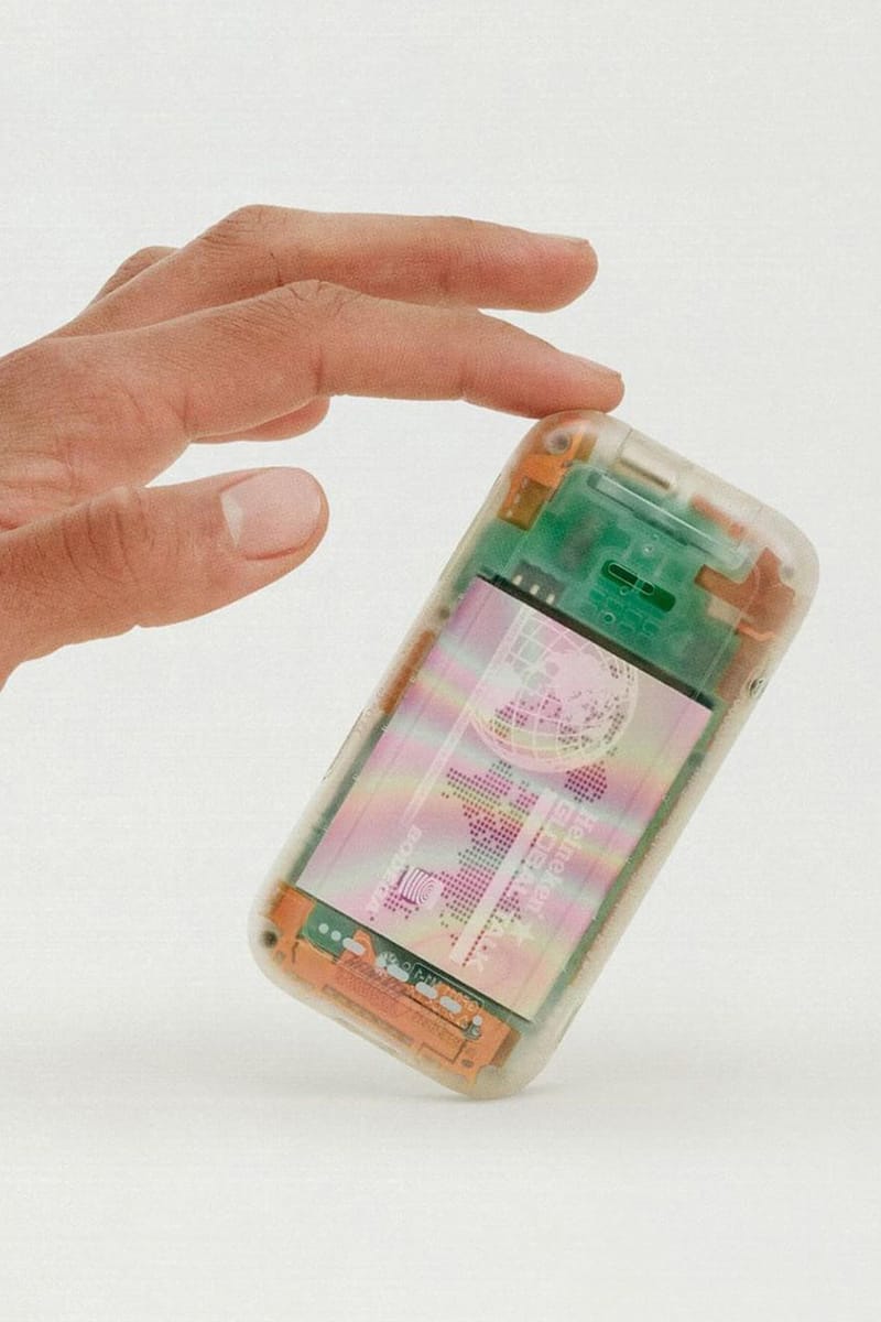 ハイネケンxボデガxHMDの3者が退屈な折りたたみ携帯をお披露目