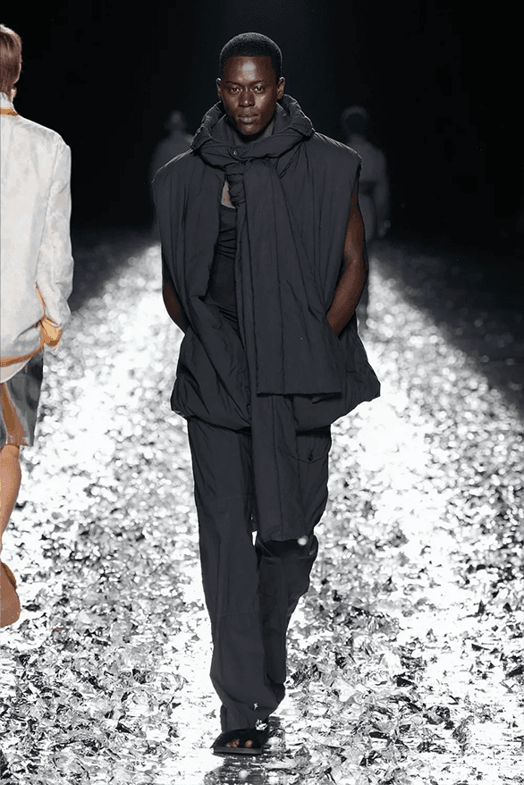【上質な艶感】Dries Van Noten シャイニーヒール ブローグ ドリス ヴァン ノッテン2025年春夏コレクションは涙のランウェイ