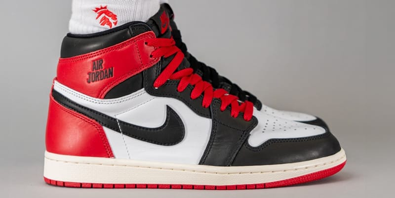 air-jordan-1-black-toe-
