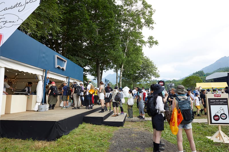 行列のできるリーバイス®のフジロックブース | Hypebeast.JP