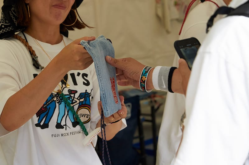 行列のできるリーバイス®のフジロックブース | Hypebeast.JP