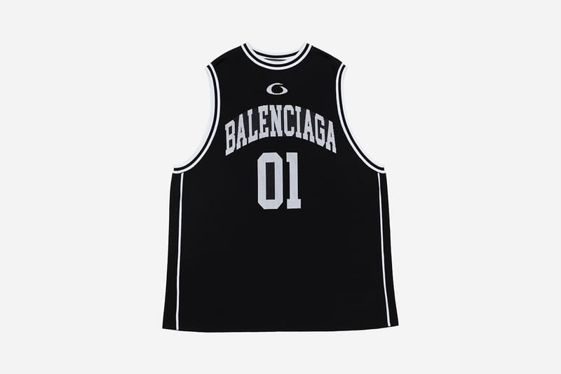 一点豪華主義【BALENCIAGA】ミディアム バスケット やっぱり履いてみたいバレンシアガのスニーカー」足元を彩る