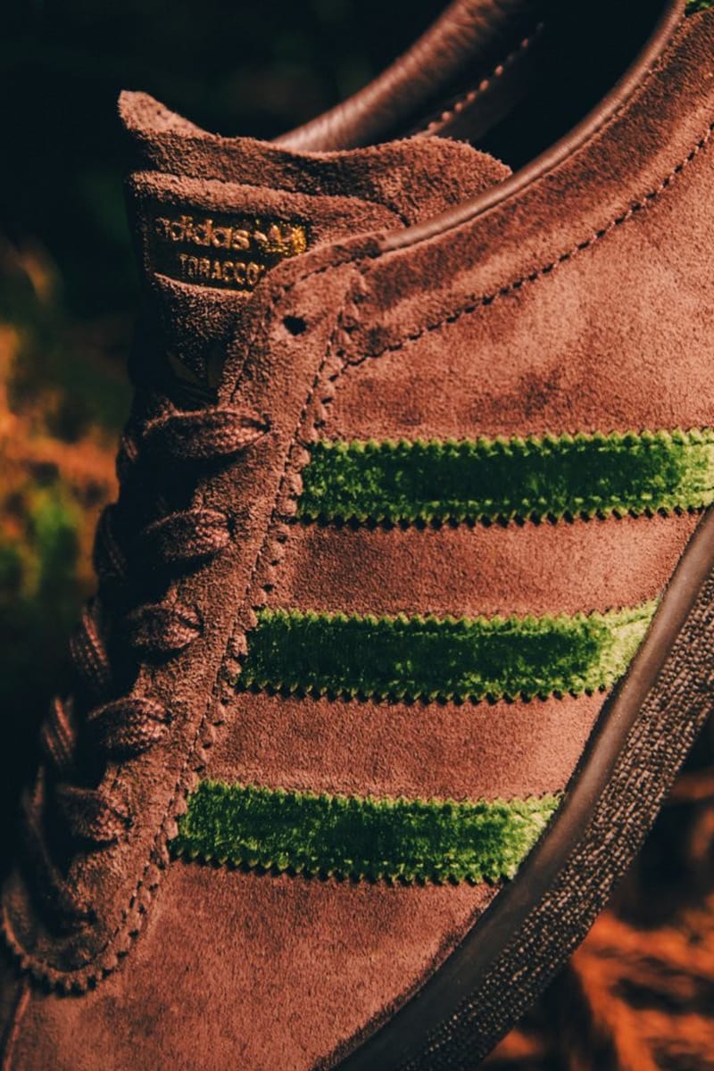 アディダスオリジナルスのタバコに屋久杉と年輪の要素を取り入れた1足