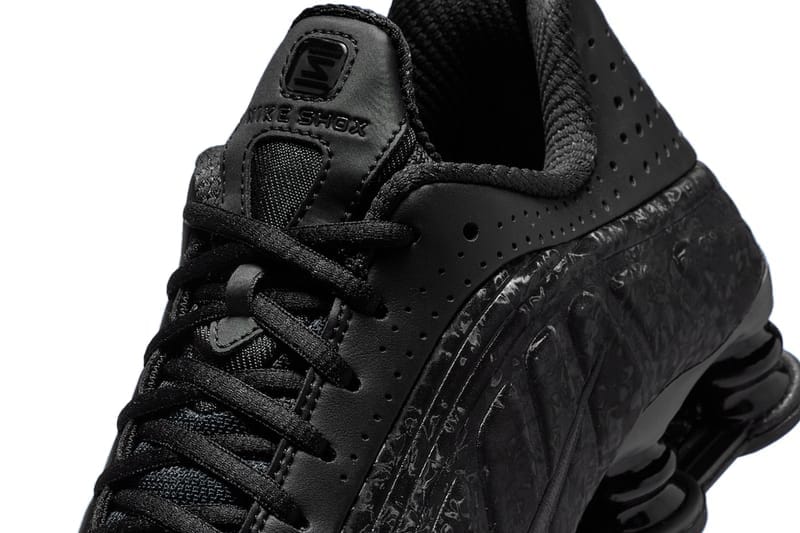 Nike Shox R4ブラックスニーカー ナイキショックス NIKE SHOX R4 BLACK/BLACK-BLACK-BRIGHT CRIMSON（ナイキ