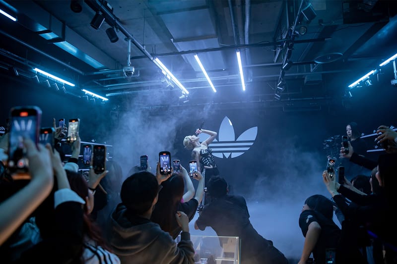 adidas ベロア トラック ジャケット LANA ライブ 着用 かわいい 服