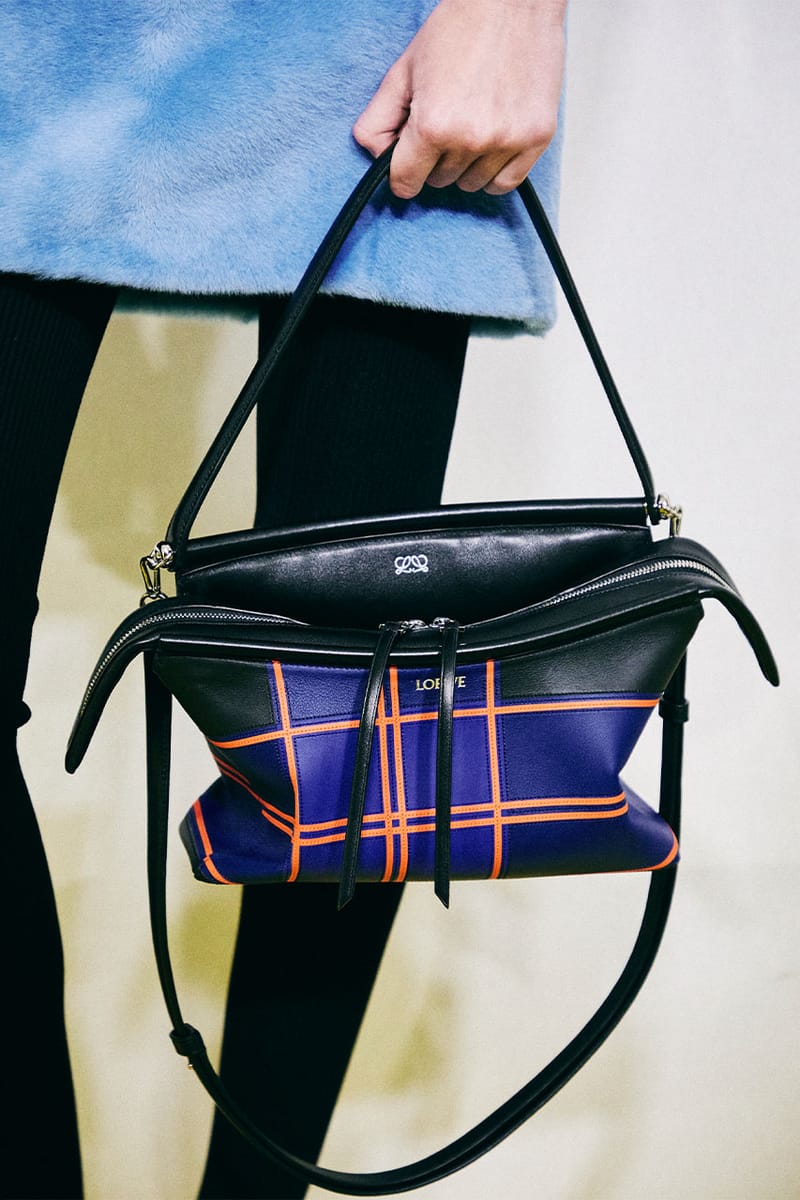 ロエベがウィスカーバッグを発売 | Hypebae