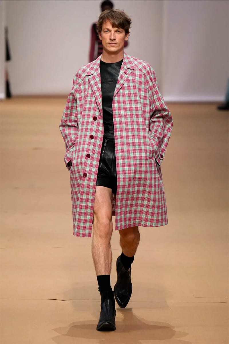 프라다가 선보인 2023 SS 남성복 컬렉션 런웨이 감상하기 | Hypebeast