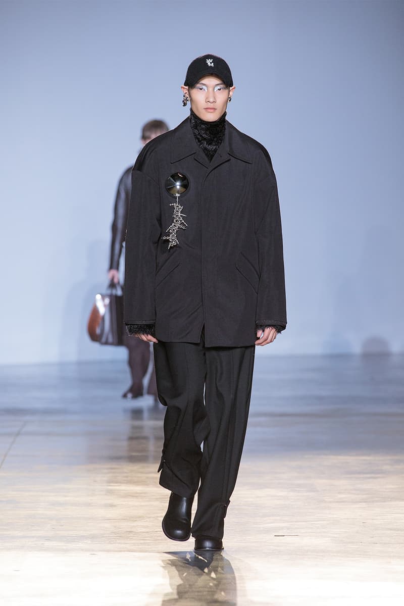 신라시대의 화려한 유산을 재해석한, 우영미 2023 FW 컬렉션 런웨이 | Hypebeast.KR | 하입비스트