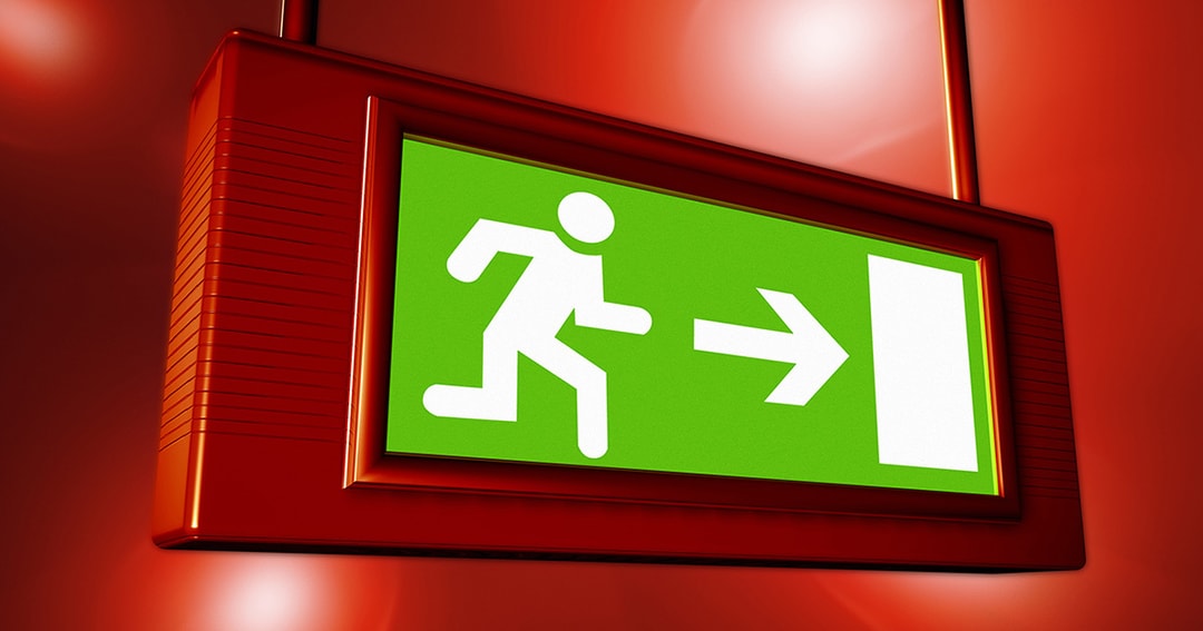 비상구 유도등 안내 표시에 치마 입은 여성도 등장한다 | Hypebeast.KR | 하입비스트