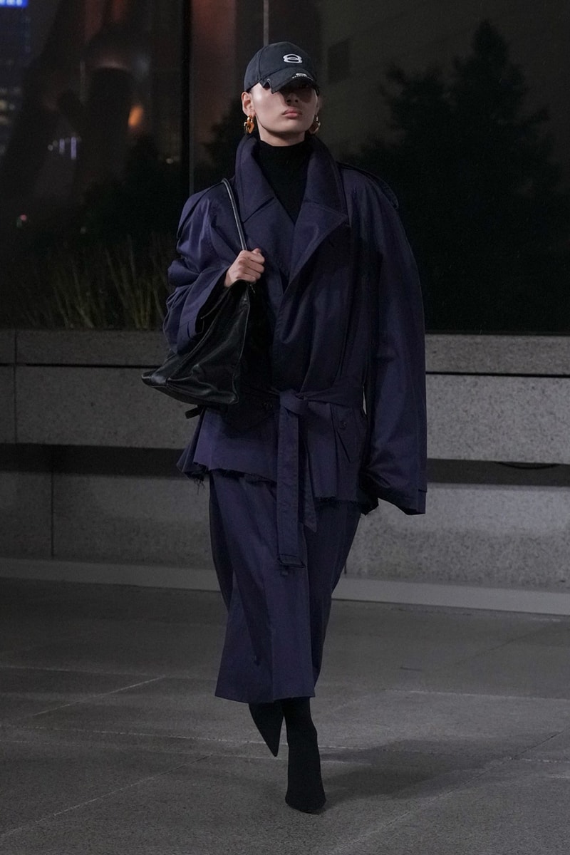 발렌시아가 2025 봄 컬렉션 공개 Hypebeast.KR 하입비스트