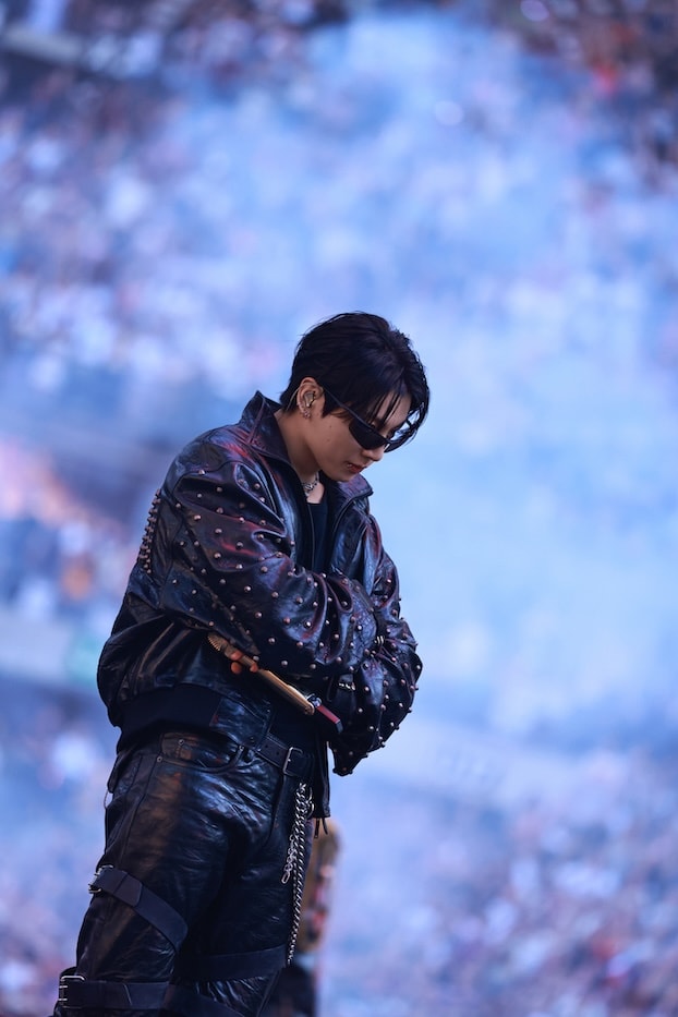 BTS 정국, 파리 공연서 발렌시아가 커스텀 룩 착용 이미지 3