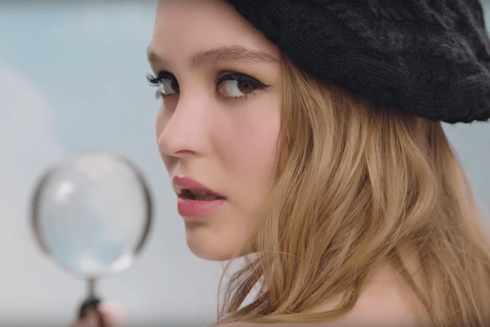今個夏天有 Chanel 這款新產品就夠了！Lily-Rose Depp 分享她完美妝容的秘密