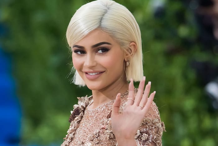 閃到眼睛快睜不開了！Kylie Jenner 秀了她的訂婚鑽戒？奢華程度果然符合她的風格！
