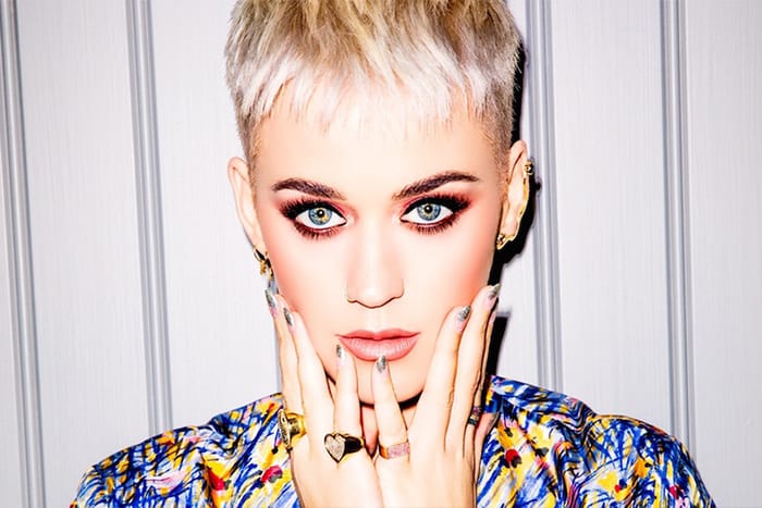 大庭廣眾敷面膜不是范冰冰的專利，因為 Katy Perry 與母親竟也這樣做？